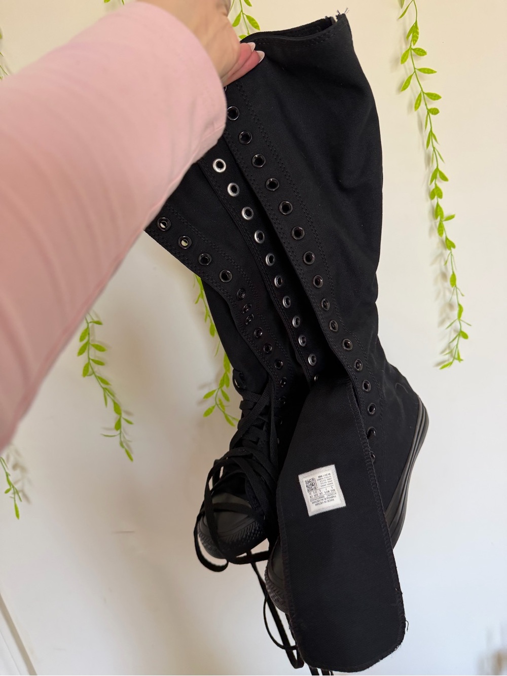 Black high converse sneakers - Picture 2 of 5